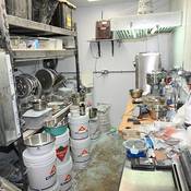 Intérieur du laboratoire clandestin découvert et démantelé à Drummondville.