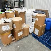 Les policiers ont saisi d'importantes quantités de produits chimiques, de précurseurs et d’excipients utilisés pour la fabrication de comprimés illicites.