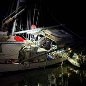 Des policiers ont arrêté le suspect à bord du bateau de pêche échoué.
