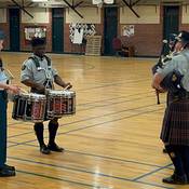 Le sergent d’état-major John Llambias et des membres du programme d’enseignement pour les jeunes jouent de leurs instruments.