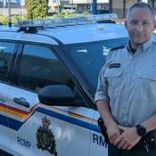 Le sergent Rettenbacher à l’extérieur du Détachement de Ridge Meadows