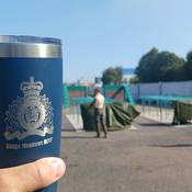La tasse à café de la GRC de Ridge Meadows du sergent Rettenbacher lors d’une séance de formation sur le terrain