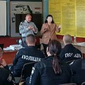 Le sergent Rettenbacher donne de la formation en classe.