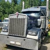 Ce semi-remorque noir Kenworth a été impliqué dans une collision mortelle pour laquelle la police recherche un témoin clé
