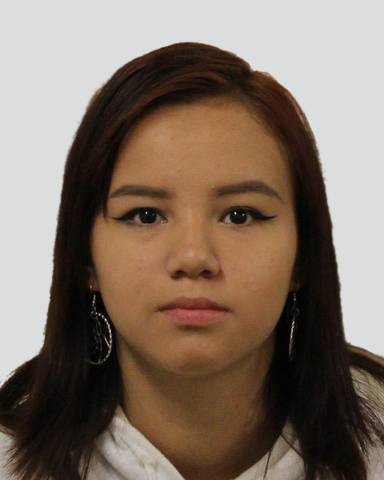 An adult female with brown hair and brown eyes. // Une femme adulte aux cheveux bruns et aux yeux bruns.