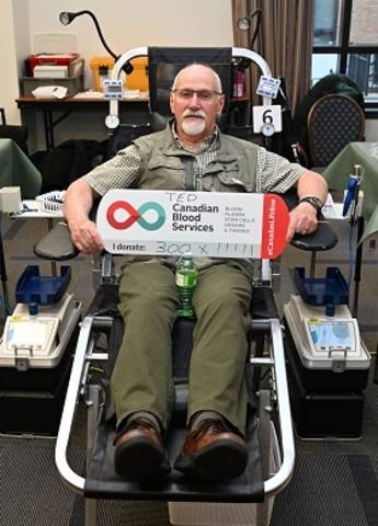 Picture of Inspector (Ret'd) Ted Smith giving his 300th blood donation.