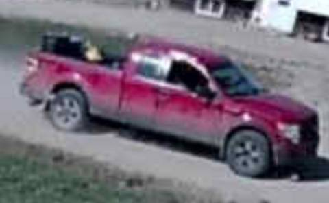 Ford F-150 extended cab pickup truck, model year 2009 to 2014. It has a two-tone styled paint job – grey on the rocker panels and red above. // Camionnette Ford F-150 à cabine allongée, année modèle 2009 à 2014. Elle est peinte en deux tons : gris sur les bas de caisse et rouge au-dessus.
