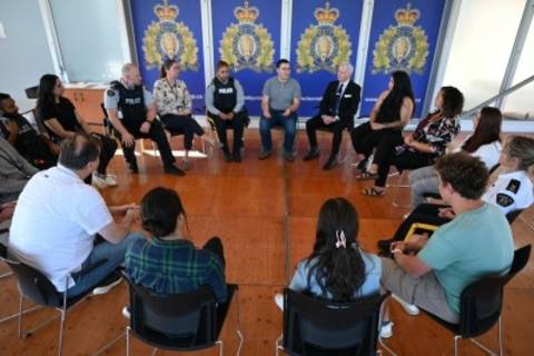 Un groupe de personnes assises sur des chaises en cercle à l'intérieur